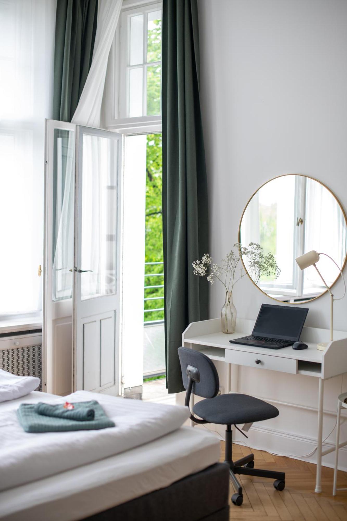 Kaiser 02 By Rockchair L Superhost Status L 3 Bedrooms Boxspringbeds 2 Bathrooms L Cozy Family & Business Flair 155 Sqm 3 Balcony 2nd Floor Elevator Up To 10 Guests Welcomes You! Berlijn